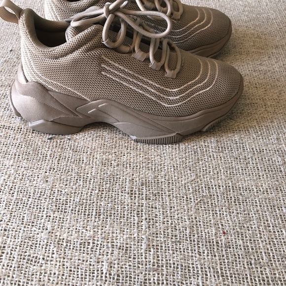 DV DOLCE VITA Starling Sneaker
DV BY DOLCE VITA Size: 5 - Picture 3 of 8